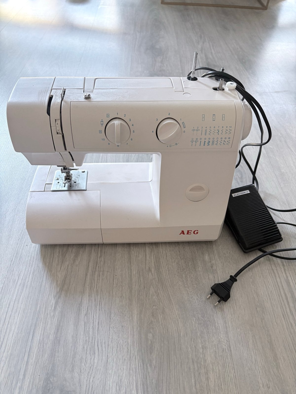 AEG Naaimachine 790 - Zo goed als nieuw, Hobby en Vrije tijd, Naaimachines en Toebehoren, Ophalen, Zo goed als nieuw, Naaimachine