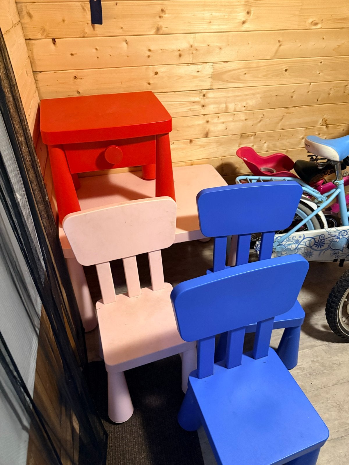 IKEA MAMMUT kindermeubelset: tafel, 3 stoelen, nachtkastje, Ophalen, Gebruikt, Tafel(s) en Stoel(en)