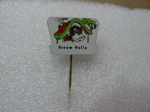 Vintage speldje Vrouw Holle, Ophalen of Verzenden, Gebruikt, Overige onderwerpen, Speldje of Pin