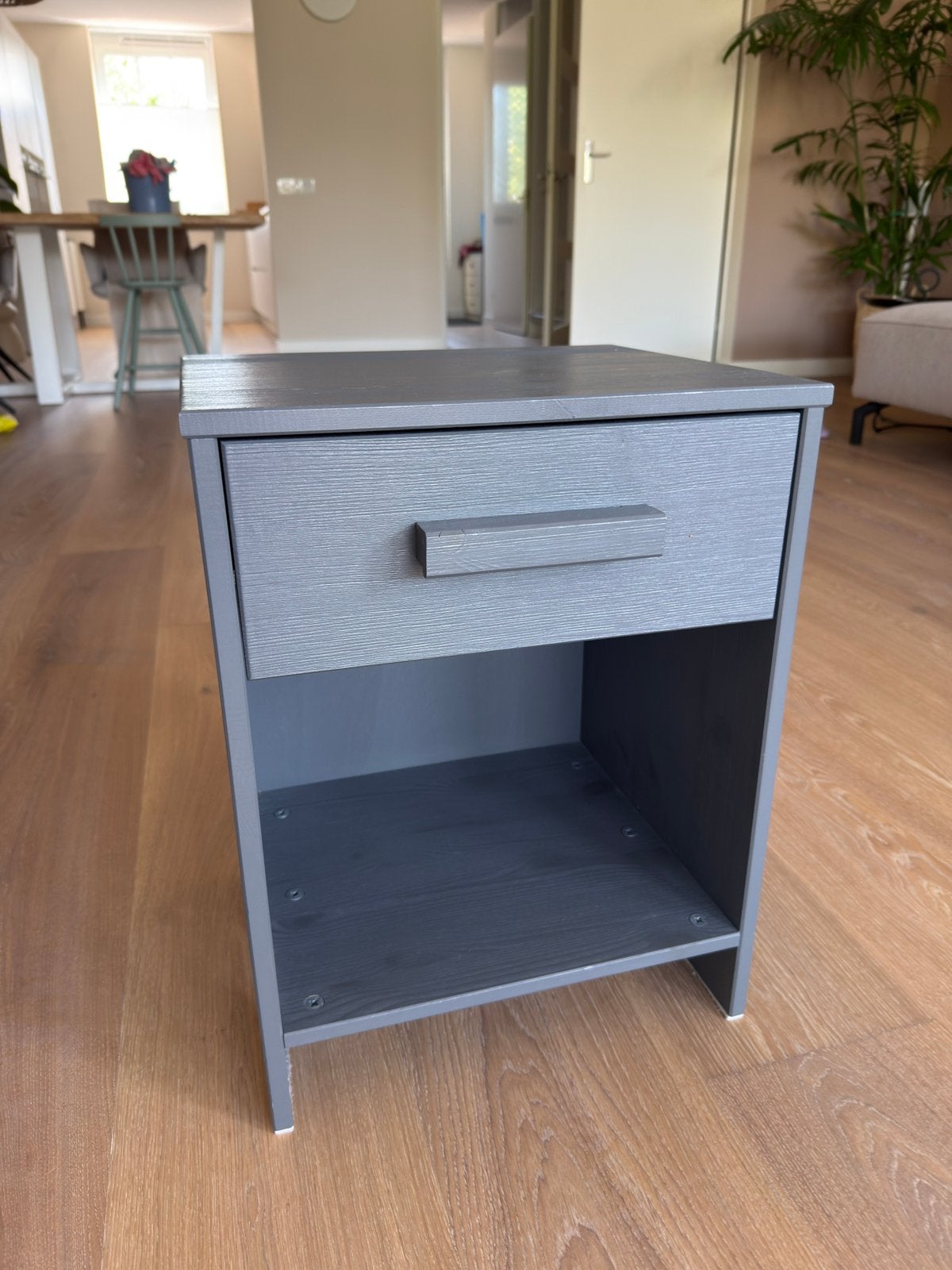 Woood Donkergrijze nachtkastje met lade en open vak, Huis en Inrichting, Slaapkamer | Nachtkastjes, Gebruikt, Minder dan 45 cm