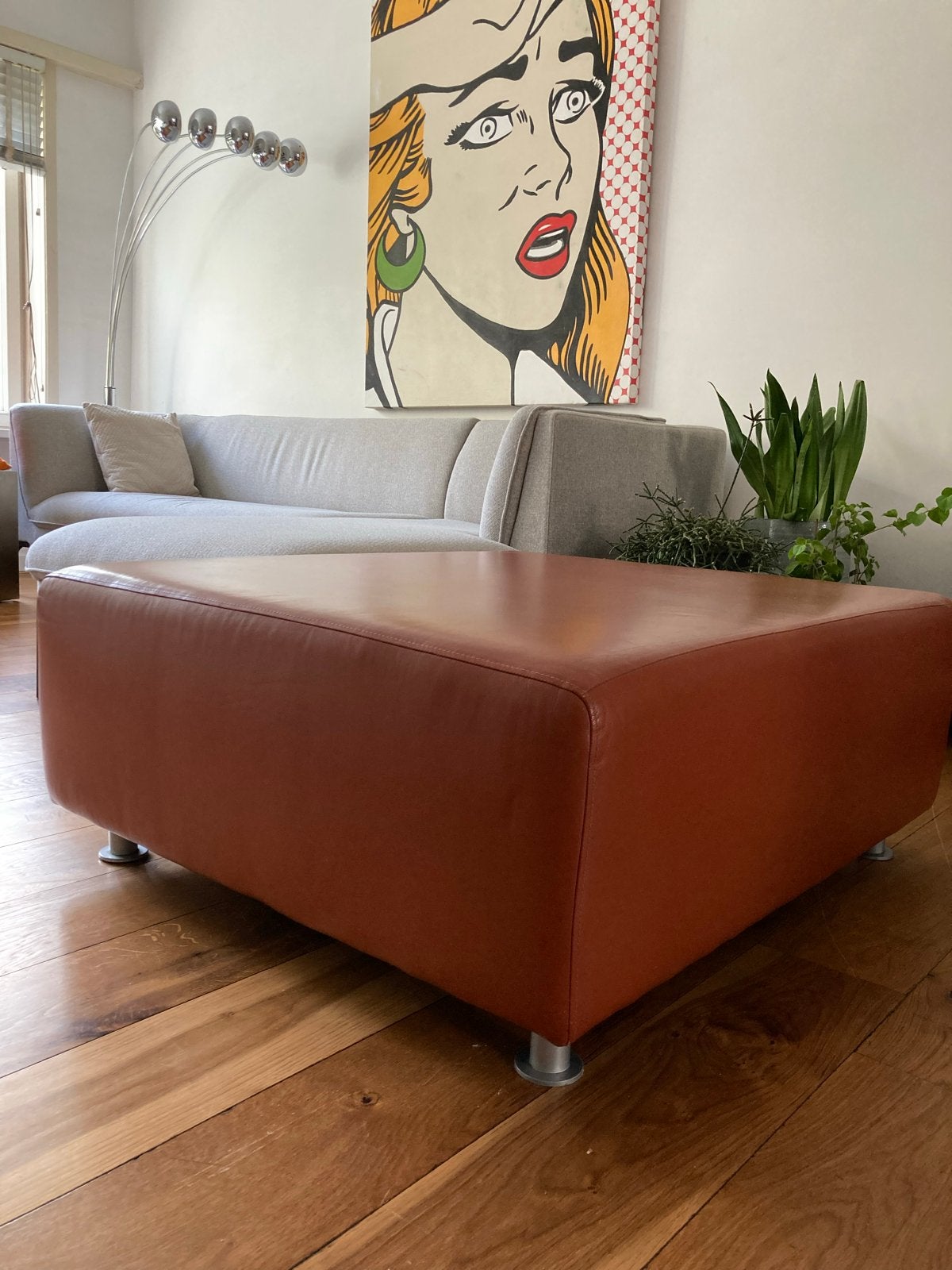 Grote cognac-roodbruine leren hocker op stalen poten, Huis en Inrichting, Banken | Voetenbanken en Poefen, Ophalen, 125 cm of meer