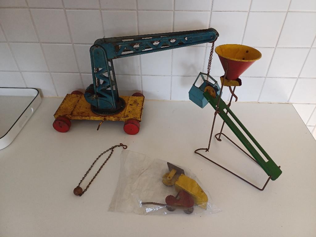 Antiek blikken speelgoed hijskraan met zand silo, Ophalen of Verzenden