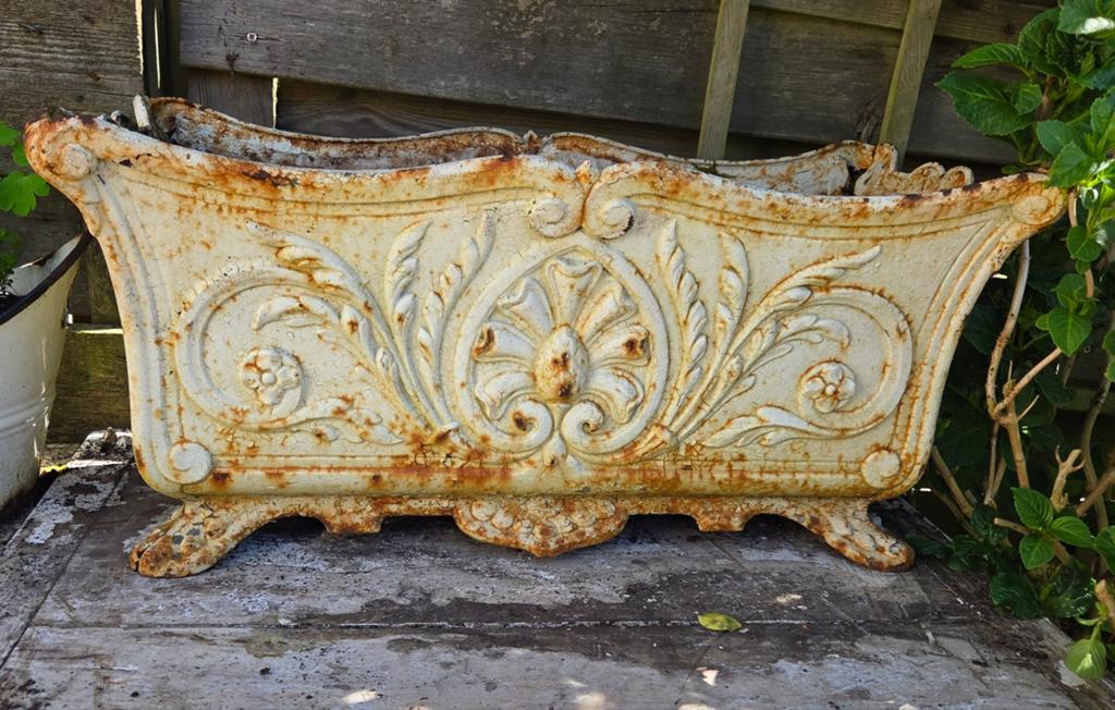 Antieke grote zware gietijzeren tuinvaas jardinière
63 cm la, Antiek en Kunst, Curiosa en Brocante, Ophalen