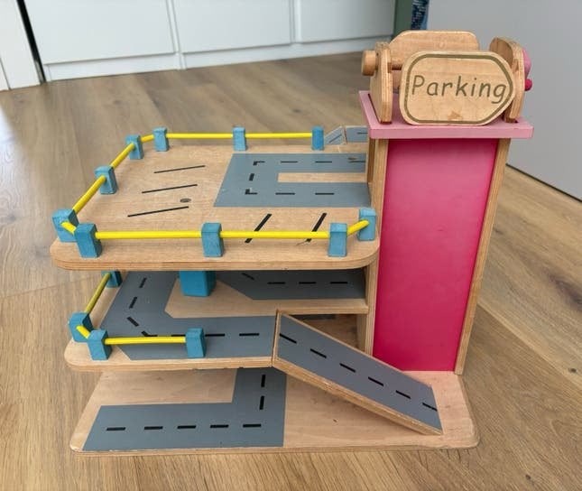 Houten speelgoed garage, Ophalen, Zo goed als nieuw