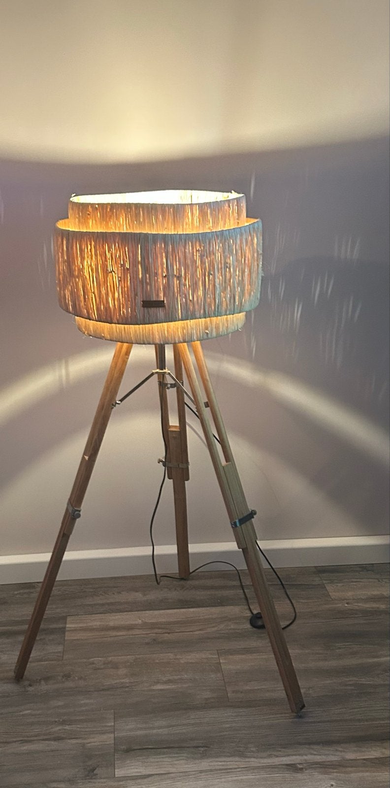Houten statief lamp met Rivièra Maison raffia lampenkap, Huis en Inrichting, Lampen | Vloerlampen, Ophalen of Verzenden, Gebruikt