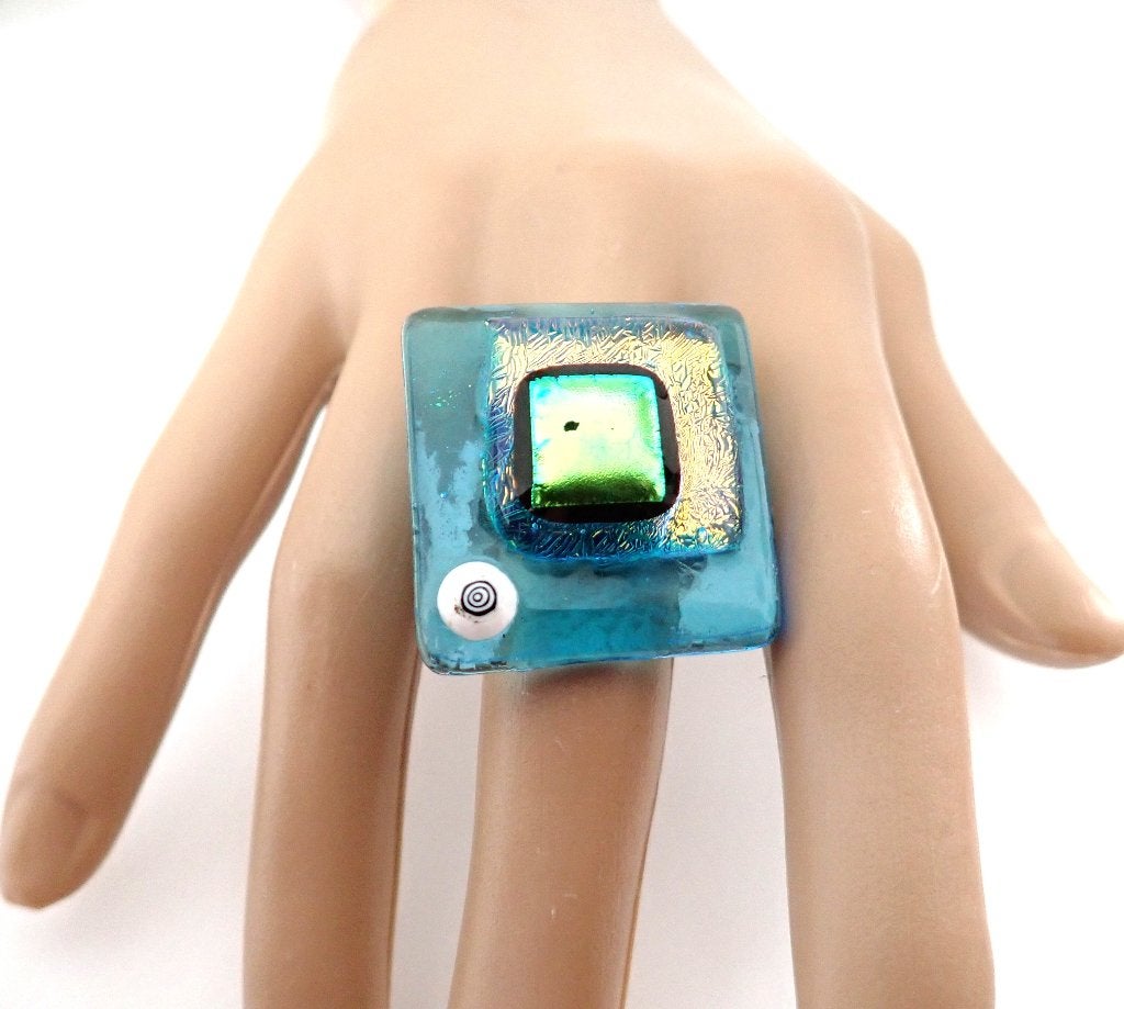 Opvallende blauwe glazen ring met uniek design, Sieraden, Tassen en Uiterlijk, Ringen, Overige materialen, Zo goed als nieuw, 17 tot 18