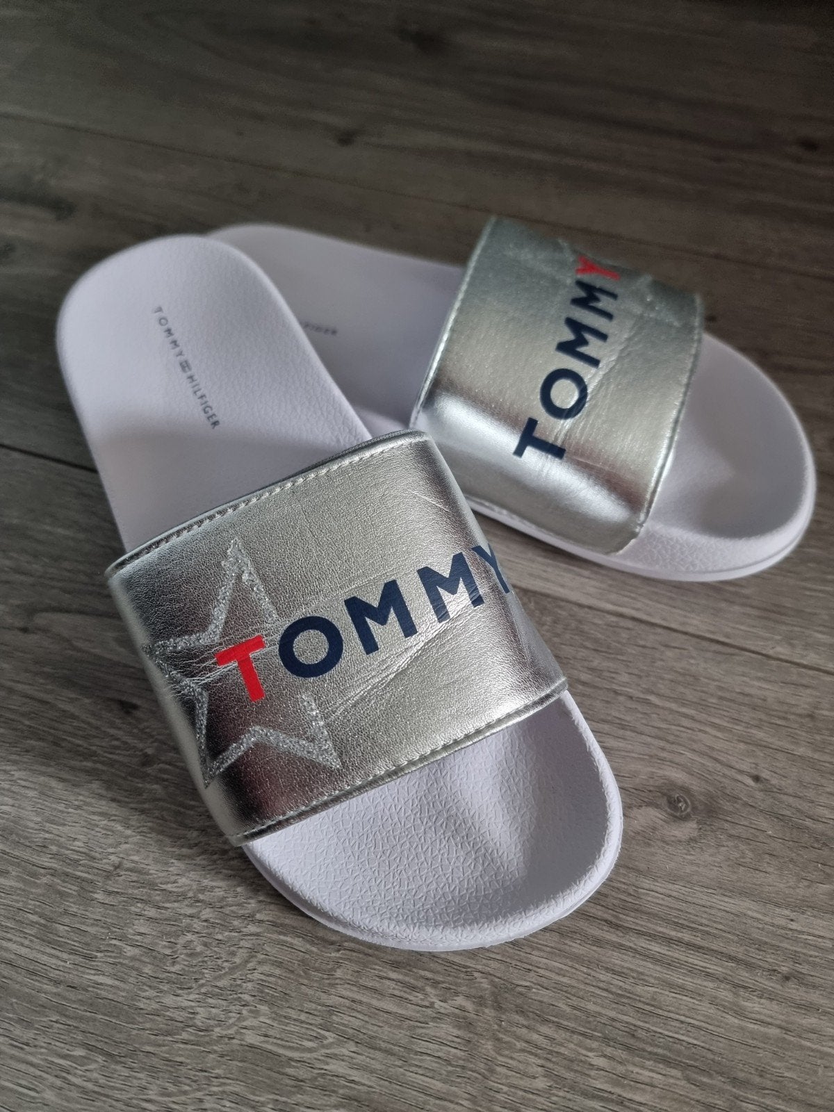 Wit- zilver slippers Tommy Hilfiger, maat 37, Nieuw (MB1), Ophalen of Verzenden, Nieuw, Wit