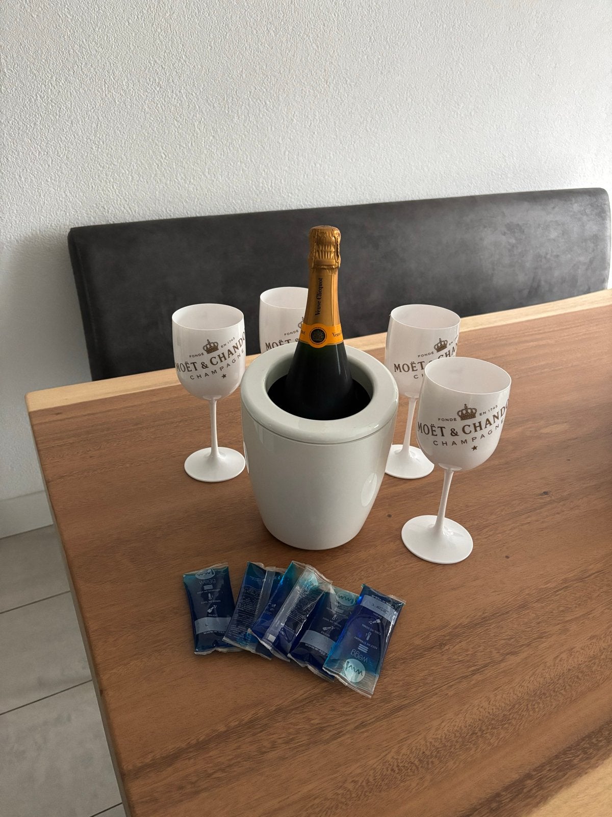 Flessenkoeler met 4 Moët & Chandon plastic Glazen, Flessenkoeler, Kunststof, Ophalen of Verzenden, Zo goed als nieuw