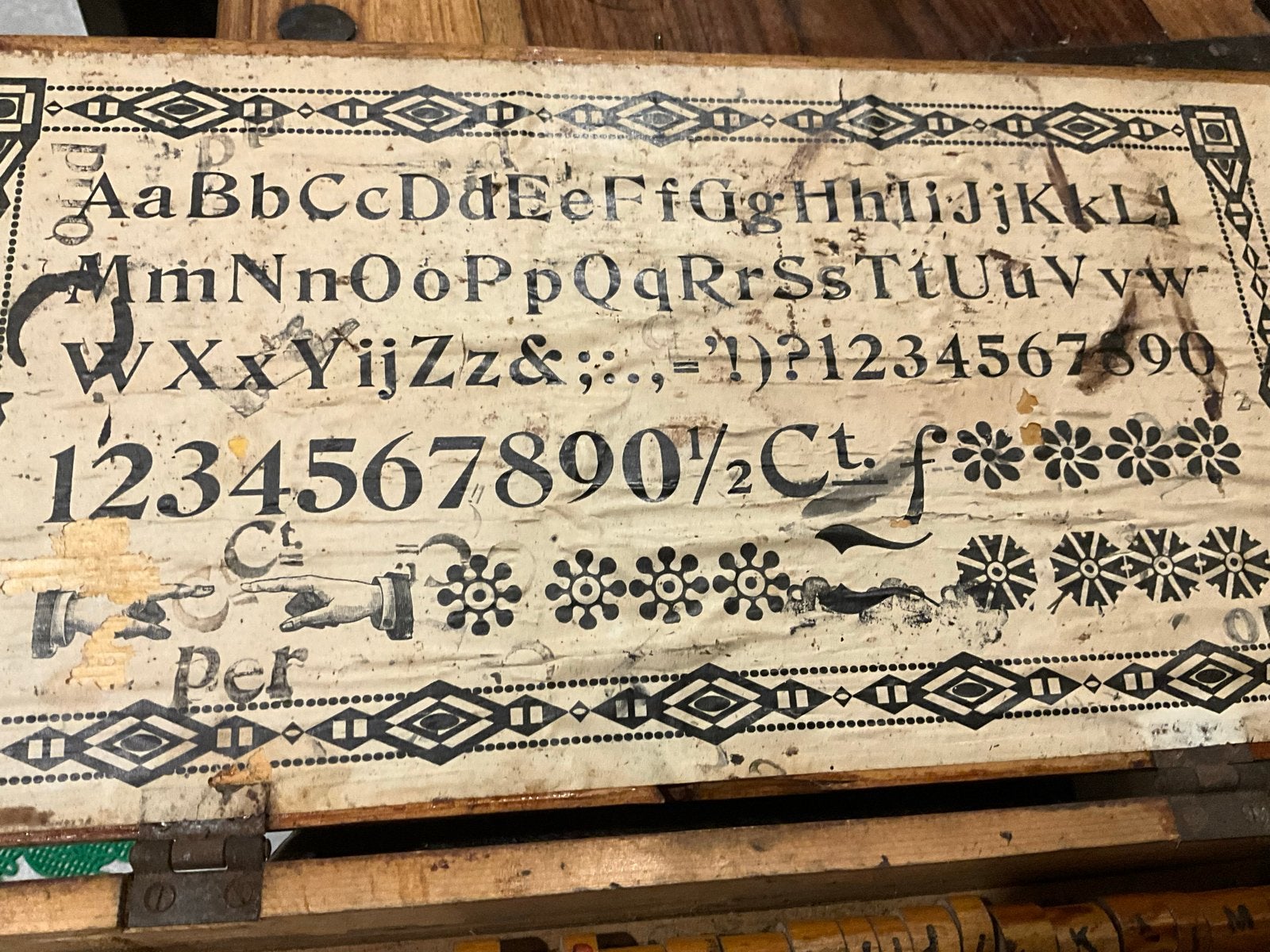 Oude drukset met losse letters en cijfers, redelijk., Ophalen of Verzenden