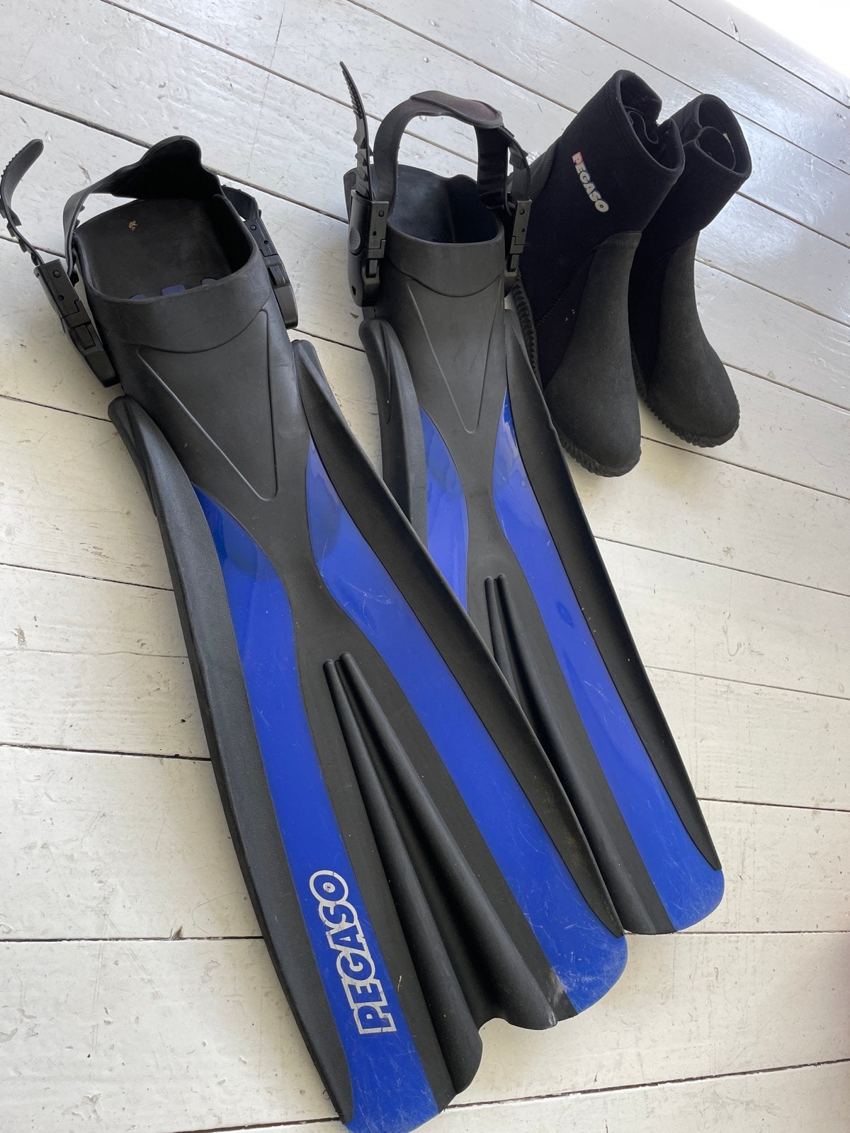 Duikvinnen en duikschoenen maat 43/44, Watersport en Boten, Ophalen of Verzenden, Gebruikt, Zwem- of Duikvliezen