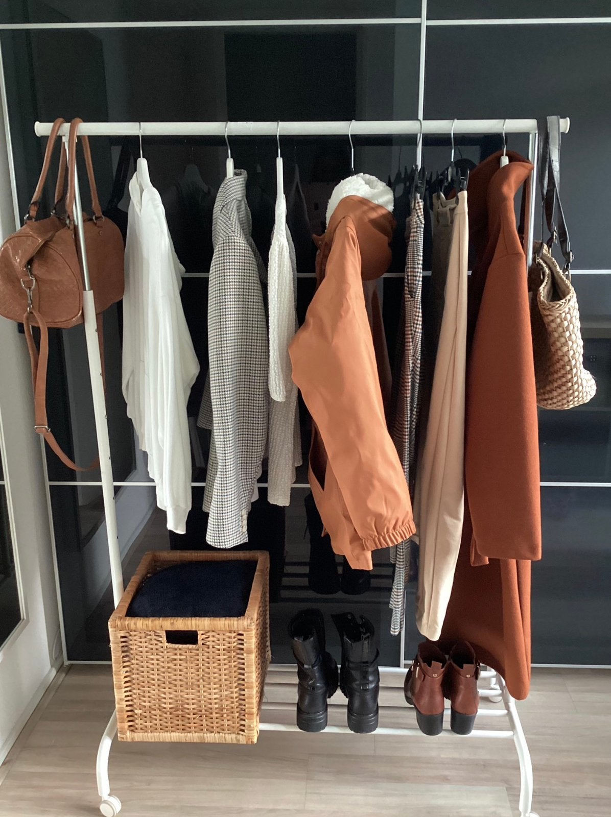 Wit metalen kledingrek op wieltjes, Kleding | Dames, Kledingrekken, Ophalen, Met wielen