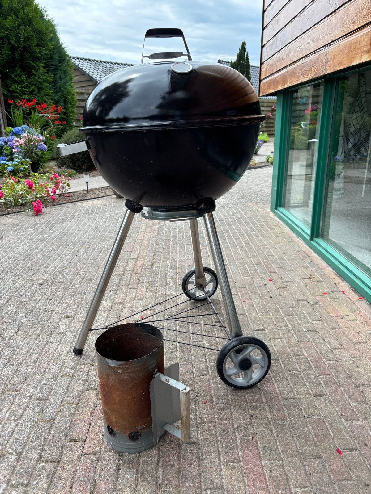 BBQ met 2 roosters, opwarmbak en schoonmaakborstel, Ophalen, Gebruikt