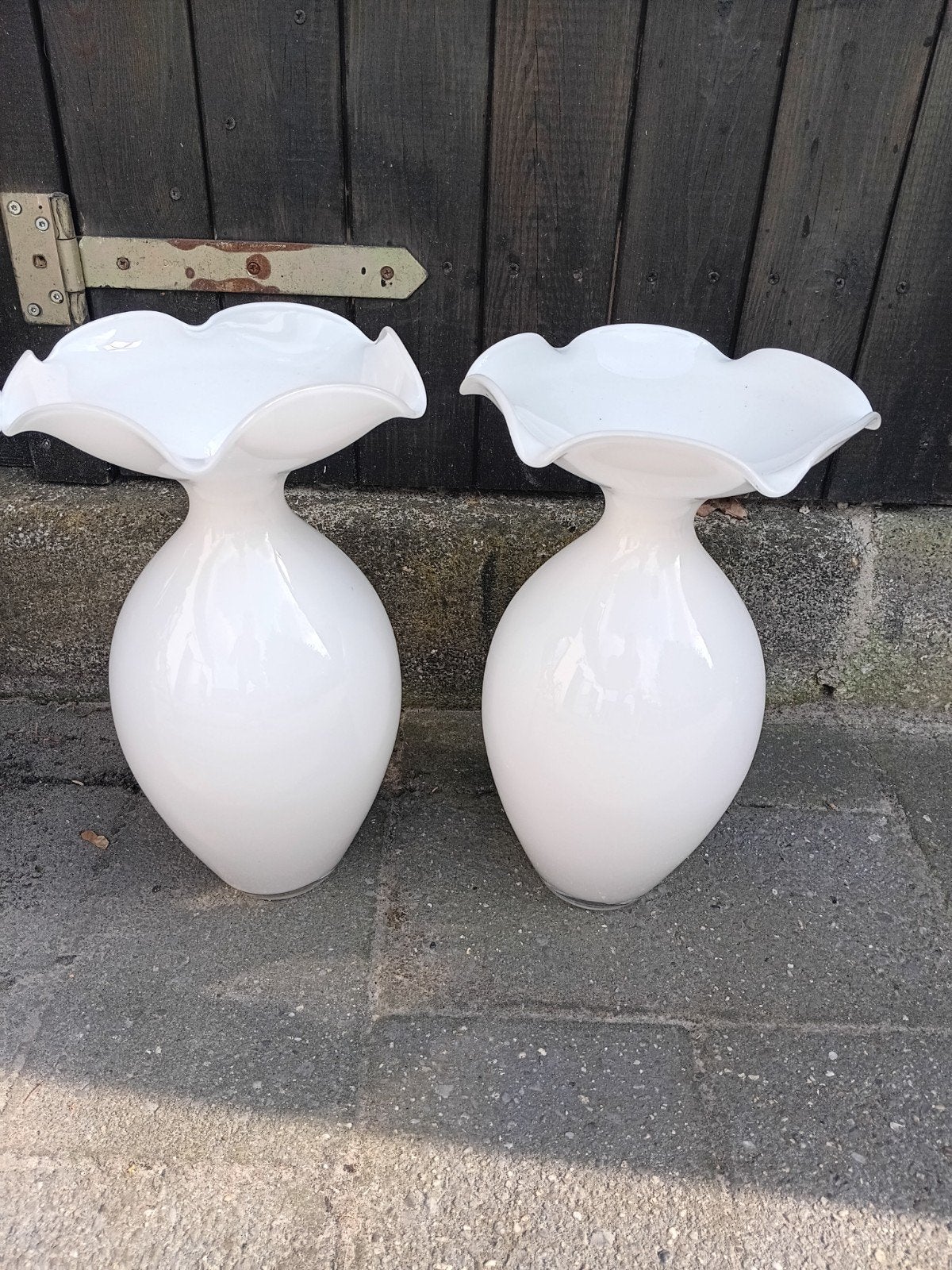 Vintage witte opalineglas handgeblazen Hibiscus vazen., Huis en Inrichting, Ophalen, Wit, Glas