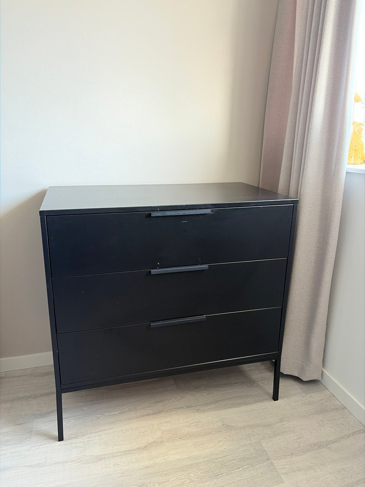 Woood drielade kast commode zwart hout met lichte beschadigi, Ophalen, Gebruikt, 50 tot 100 cm, Met lade(s)