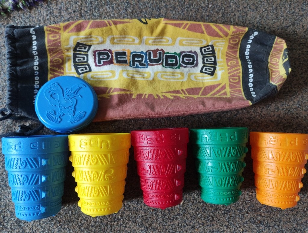 perudo bekers en opbergzak van spel met de toekan afbeelding, Vijf spelers of meer, Ophalen of Verzenden, Zo goed als nieuw