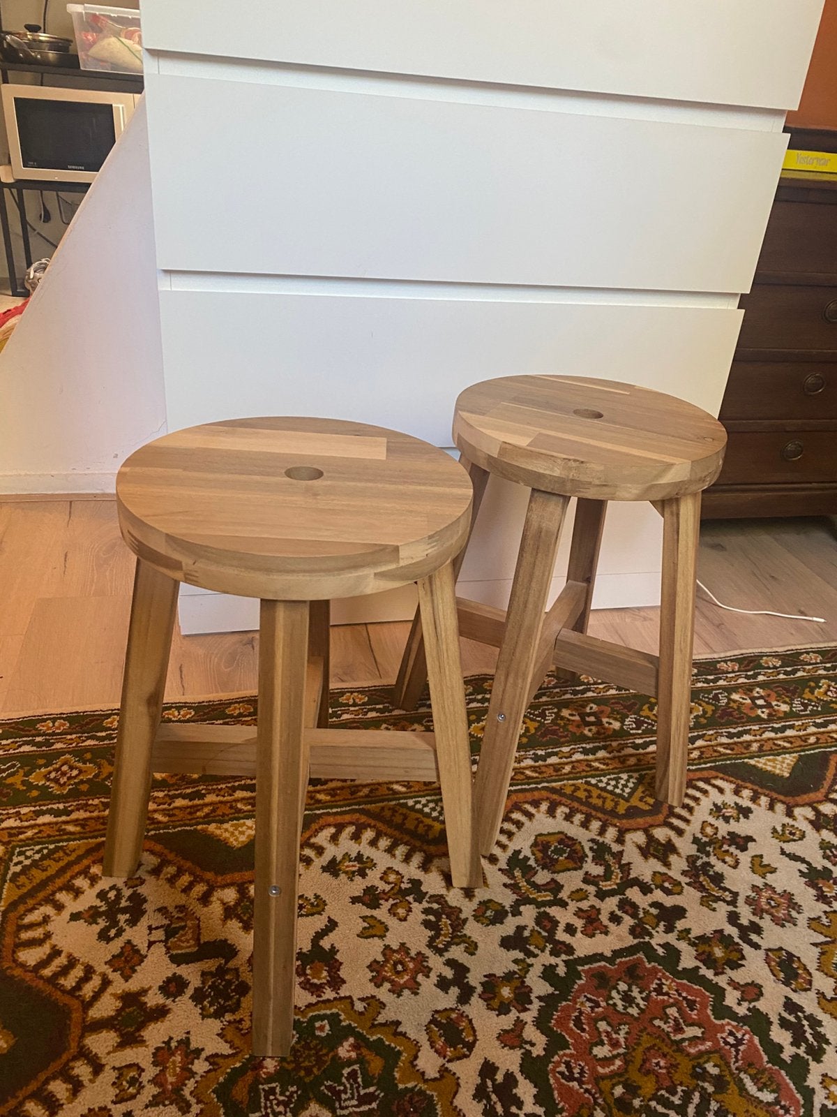 SKOGSTA ikea massief acacia/houten krukjes 2x, Ophalen, Zo goed als nieuw, Hout