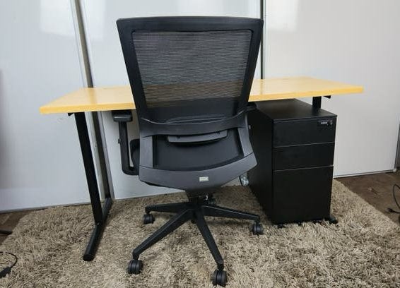 Grote kantoor set 135 cm bureau + ergonomische stoel + lade, Zakelijke goederen, Gebruikt, Wework, Ophalen of Verzenden, Wework