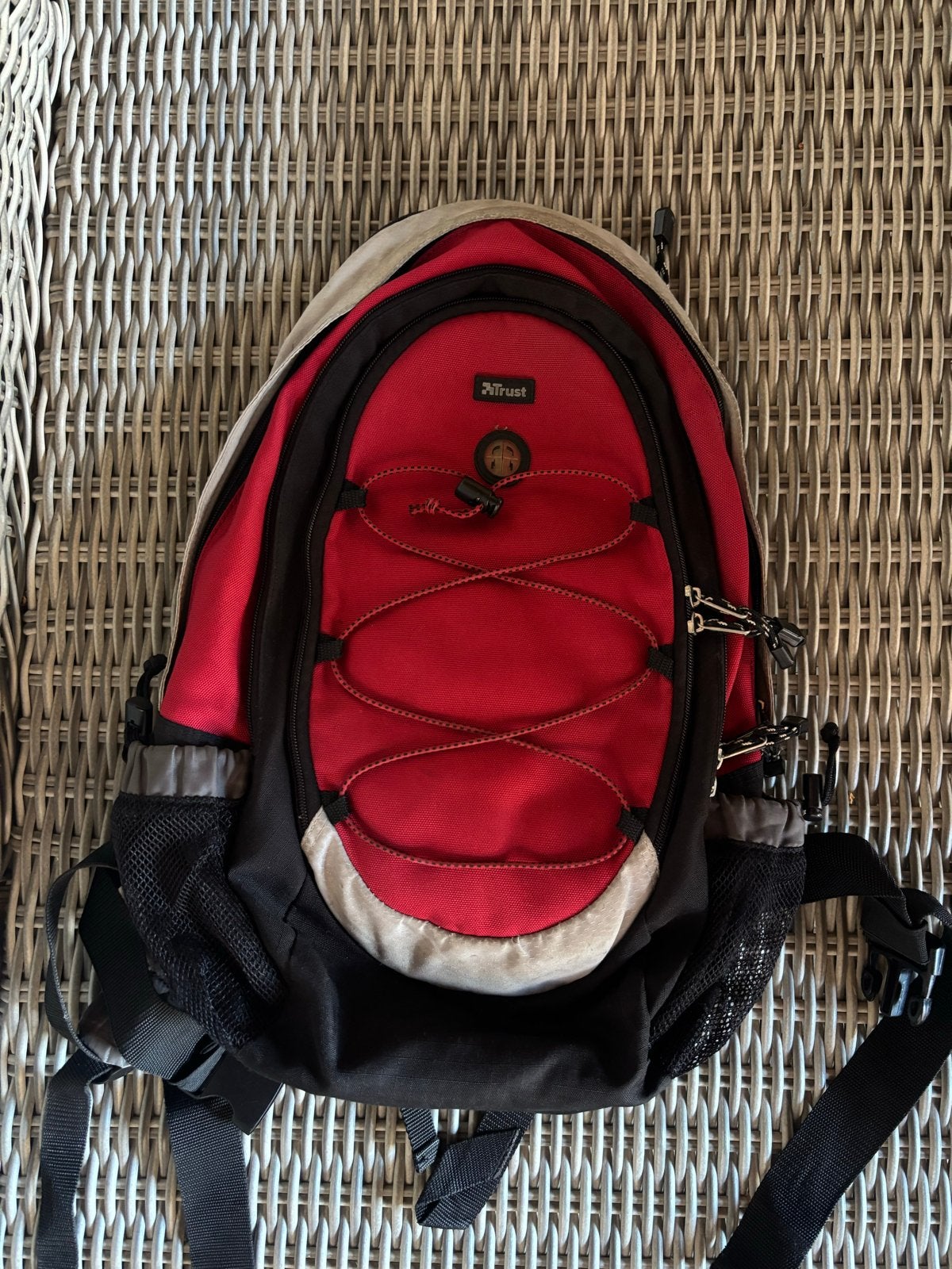 Compacte Trust rugzak - Rood/Zwart, Sieraden, Tassen en Uiterlijk, Overige merken, Gebruikt, Ophalen of Verzenden, Minder dan 25 cm