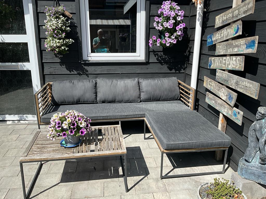 Tuinset met kussens - tafelblad heeft aandacht nodig, Gebruikt, 3 zitplaatsen, Ophalen of Verzenden, Loungeset