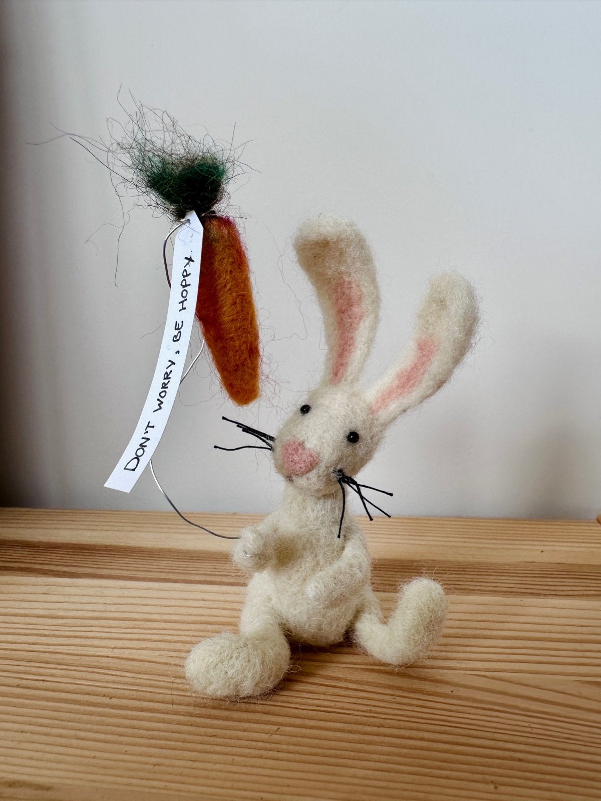 Needle Felt - Handgemaakt vilten konijn met wortel, Ophalen of Verzenden, Nieuw, Overige soorten, Beeldje of Figuurtje