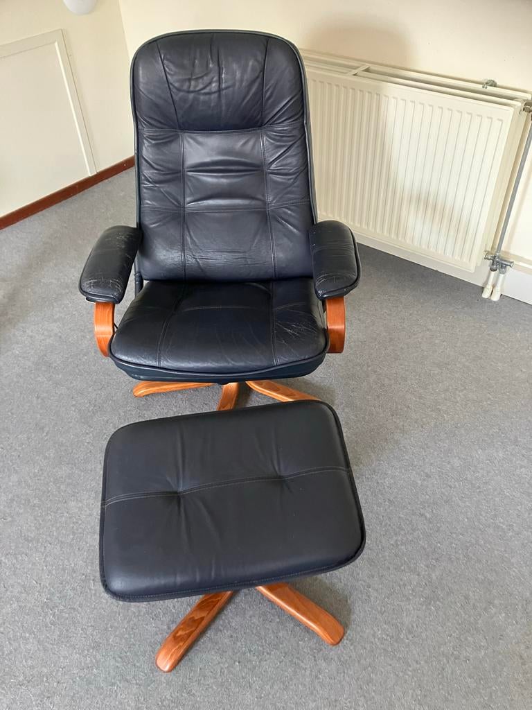 Leren fauteuil met voetenbank - blauw, Ophalen of Verzenden, Zo goed als nieuw, 75 tot 100 cm, 50 tot 75 cm