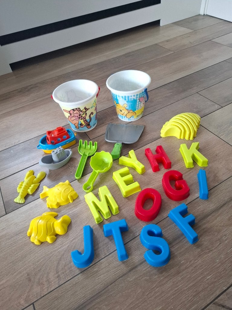Leuke set strand- en zandspeelgoed - emmers en letters, Kinderen en Baby's, Ophalen of Verzenden, Gebruikt