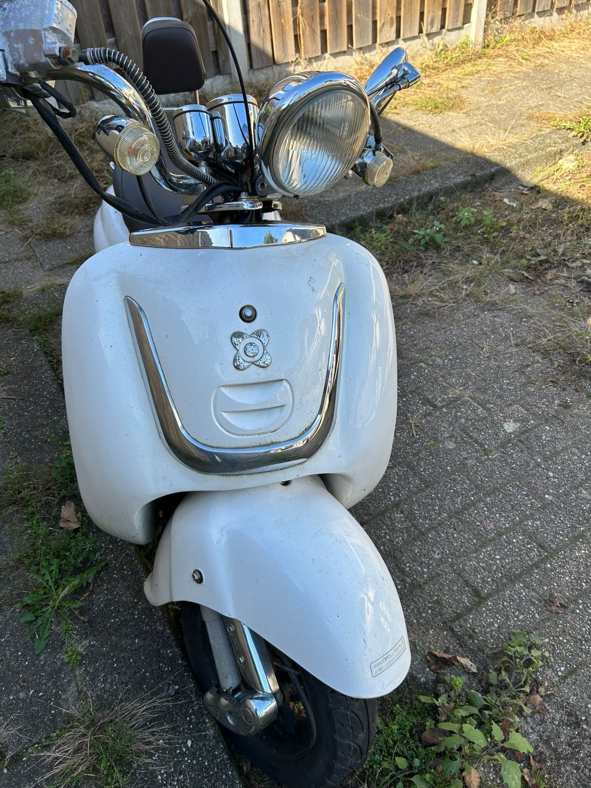 Witte AGM retro scooter, Fietsen en Brommers, Ophalen, Zo goed als nieuw, Benzine, Overige merken