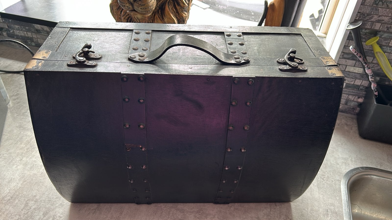 Antieke houten kist met metalen beslag, Ophalen