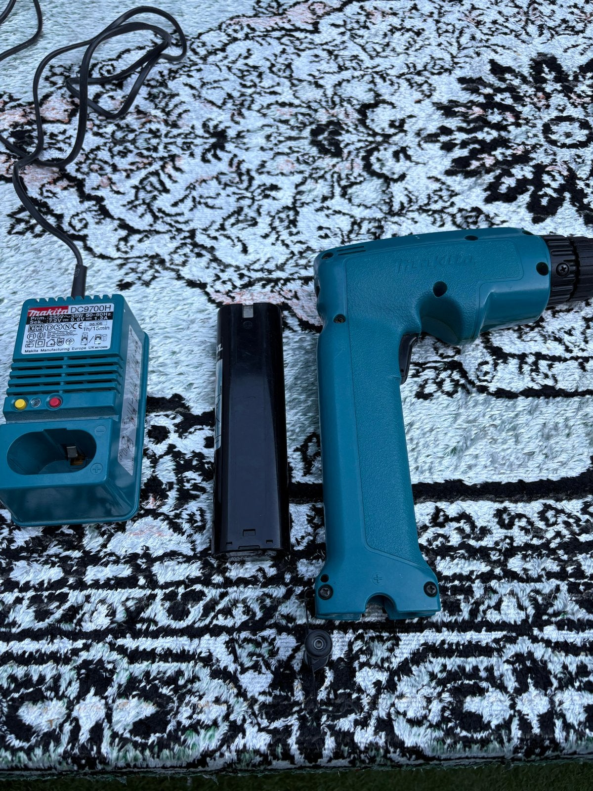 Makita 6095D Boor- en Schroefmachine lader 👍 accu is matig, Doe-het-zelf en Verbouw, Gereedschap | Boormachines, Ophalen, Gebruikt