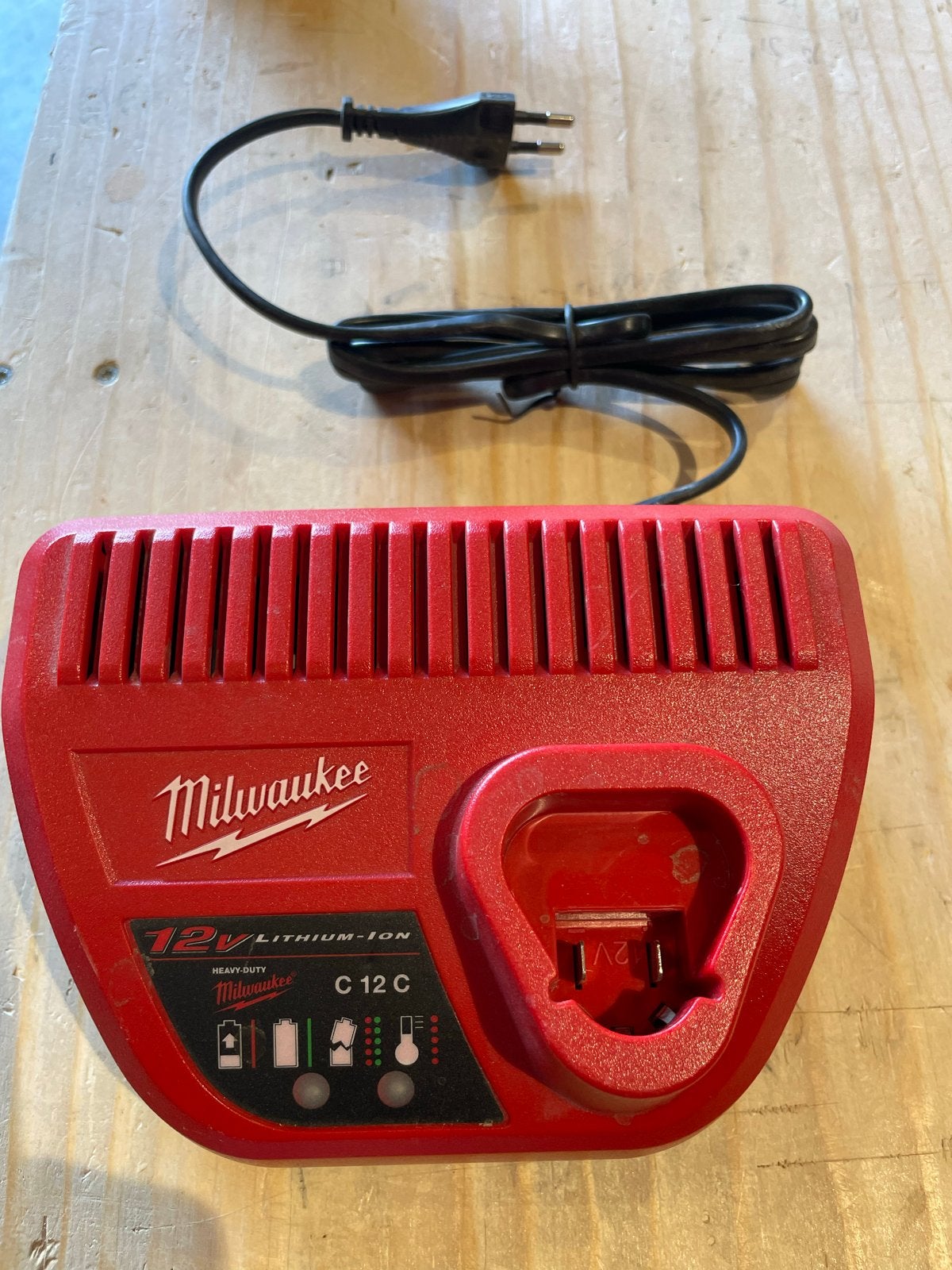 Milwaukee C12 C 12V Li-Ion Acculader, Ophalen of Verzenden, Gebruikt, Overige typen