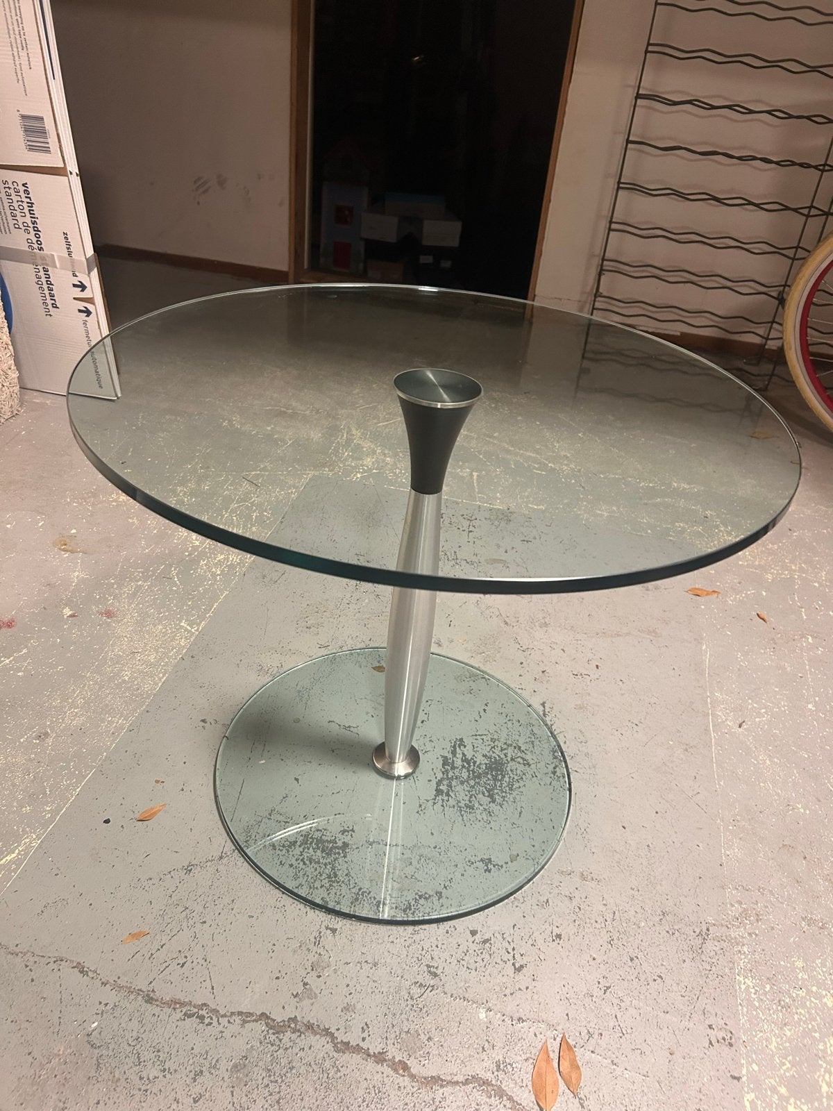 Glazen ronde bijzettafel met rvs poot, Gebruikt, Design/modern, Rond, 55 tot 75 cm