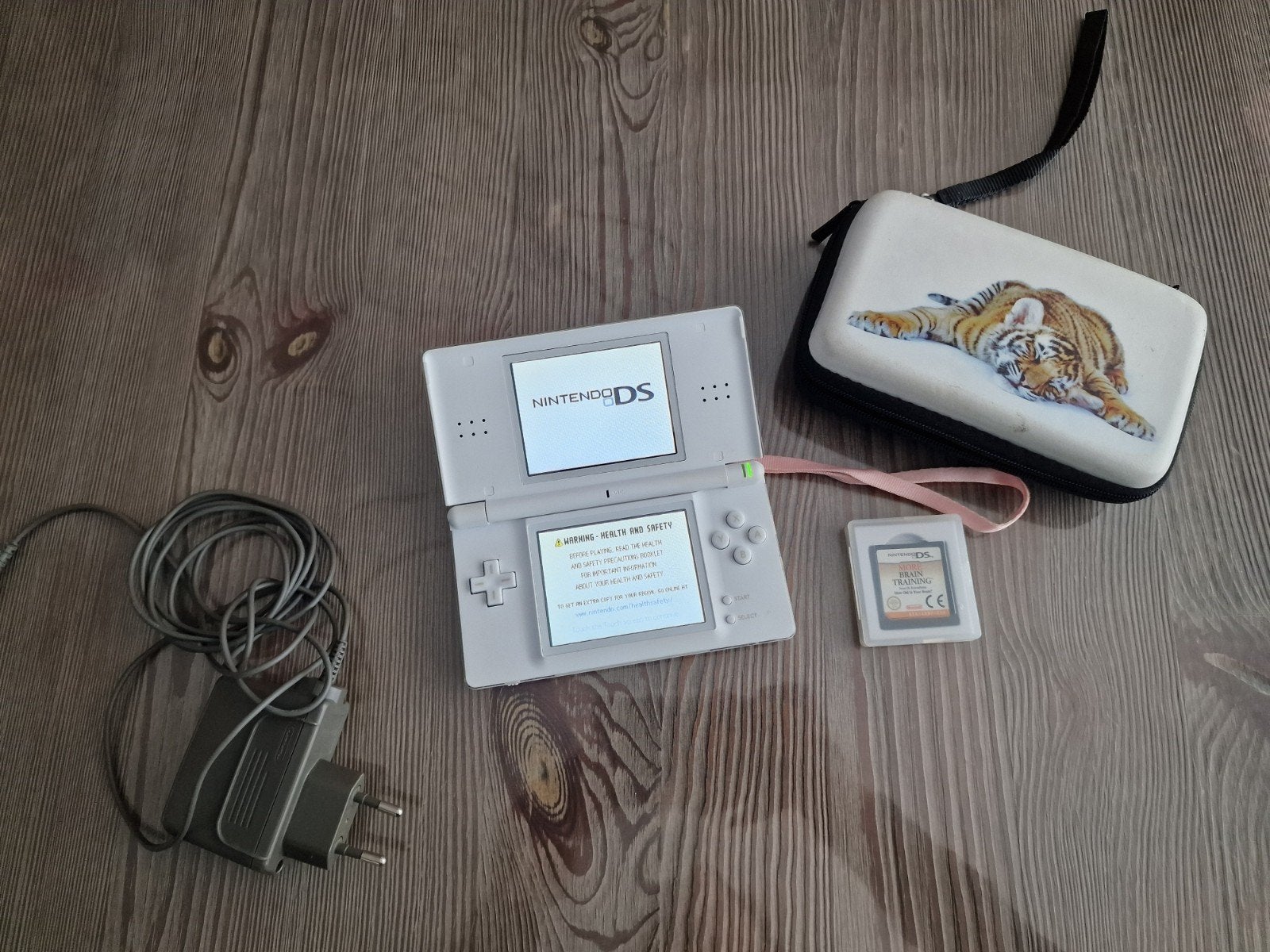 Nintendo DS Lite wit met Brain Training en hoesje, Spelcomputers en Games, Gebruikt, Wit, DS Lite, Ophalen