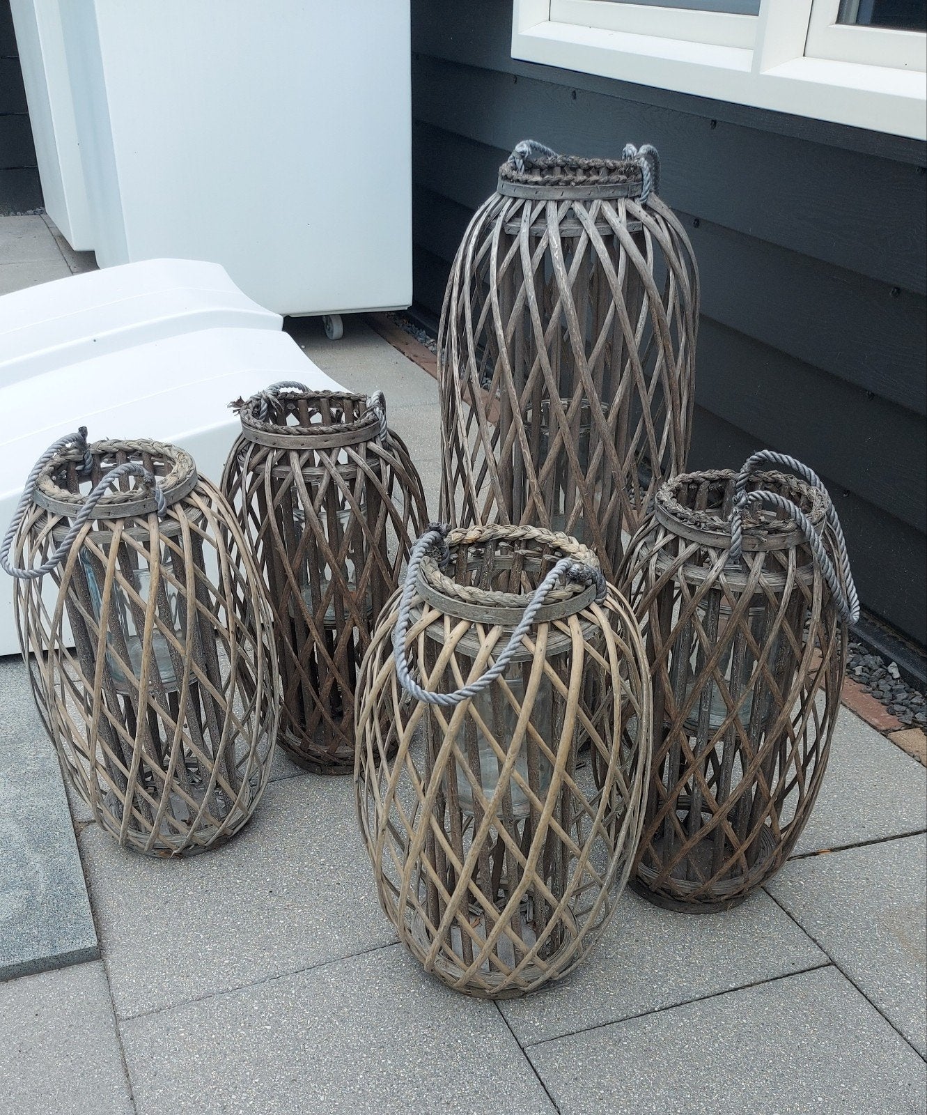 5 rotan/ rieten grote windlichten voor buiten, Huis en Inrichting, Woonaccessoires | Kandelaars en Kaarsen, Ophalen, Hout, 50 tot 75 cm
