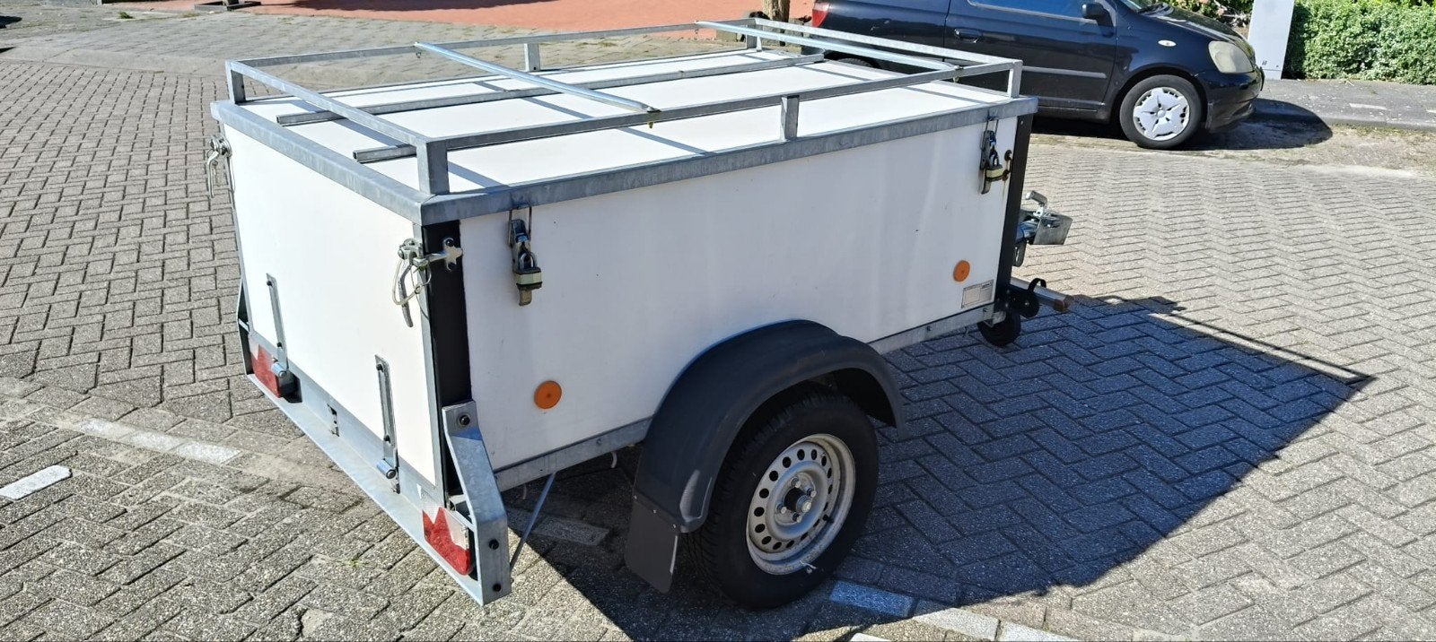 TE HUUR AFGESLOTEN AANHANGWAGEN., Ophalen, Gebruikt