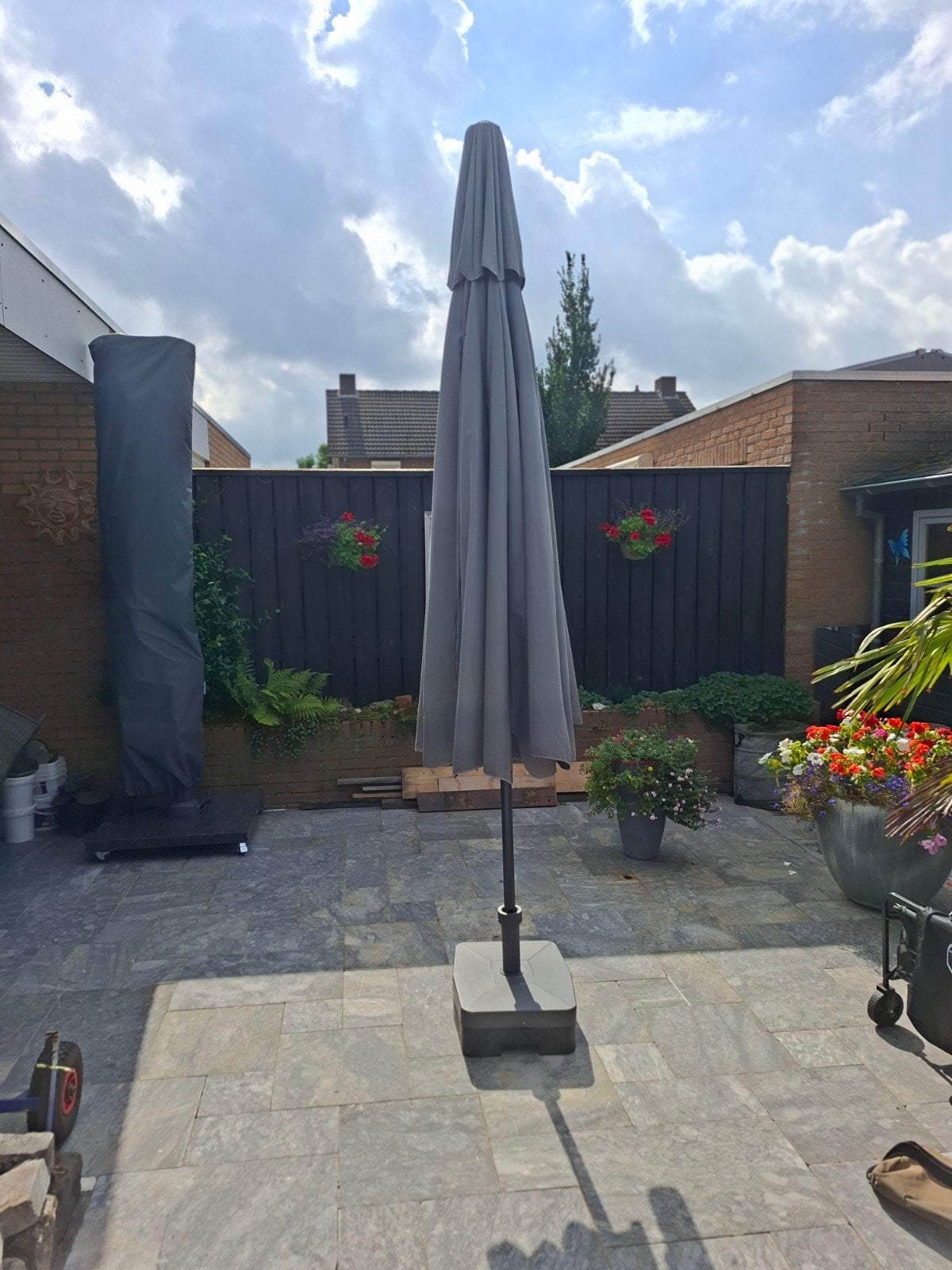 Tuinparasol met voet - Bois le Duc - Ø 3.50m, Ophalen, Zo goed als nieuw, 3 tot 4 meter, Stokparasol