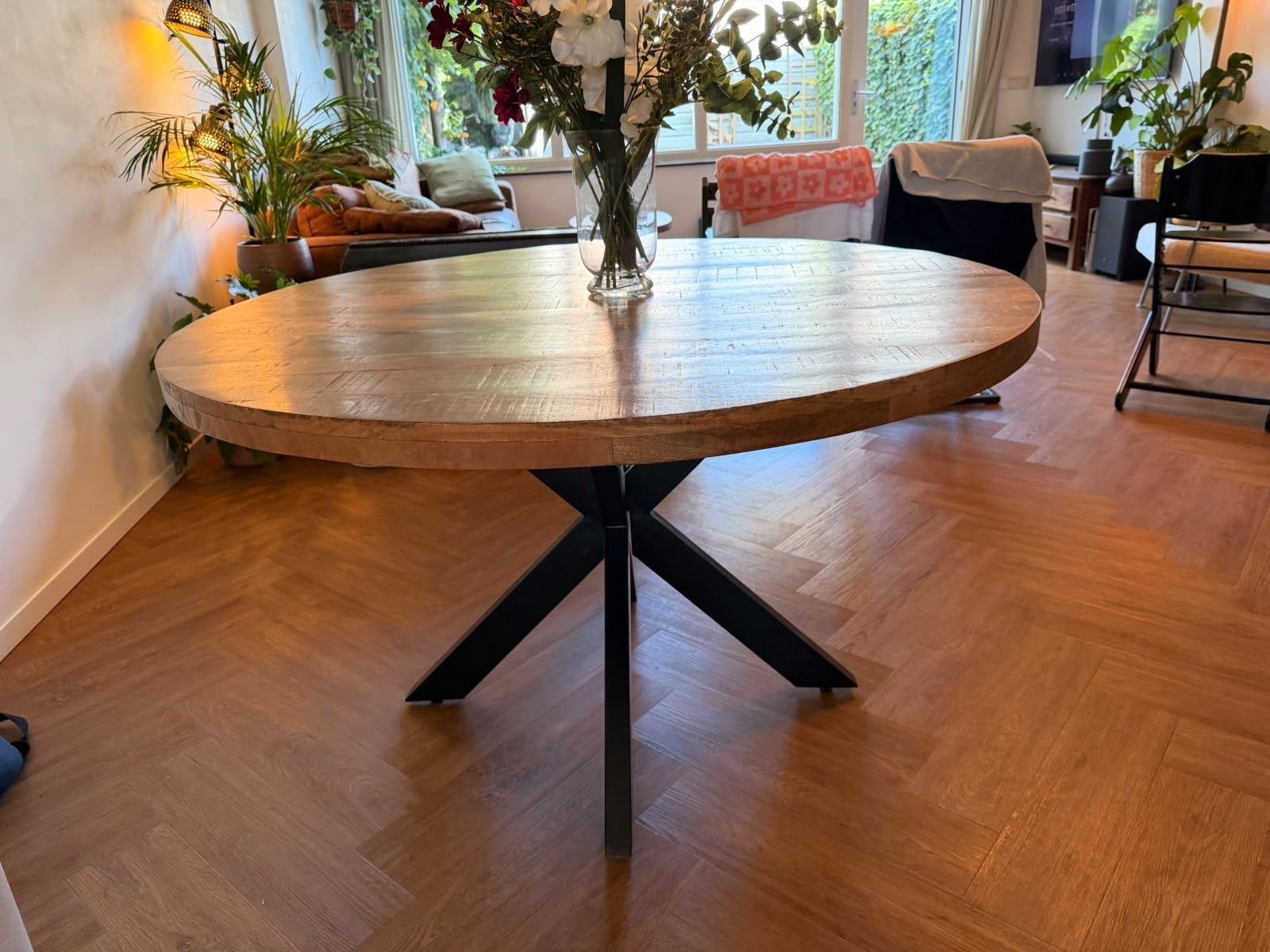 Ronde eettafel mangohout 130cm met zwart metalen poot, Ophalen, Gebruikt, 100 tot 150 cm, Rond