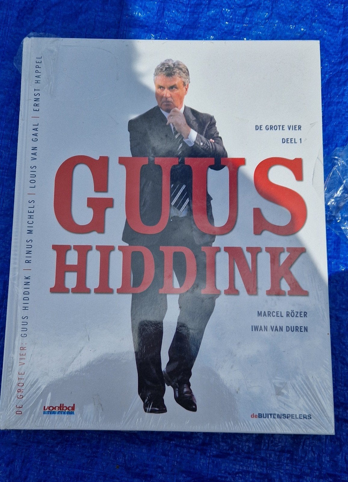 Boek: Guus Hiddink - De Grote Vier Deel 1, Ophalen of Verzenden, Gelezen, Marcel Rözer, Iwan van Duren, Overige sporten