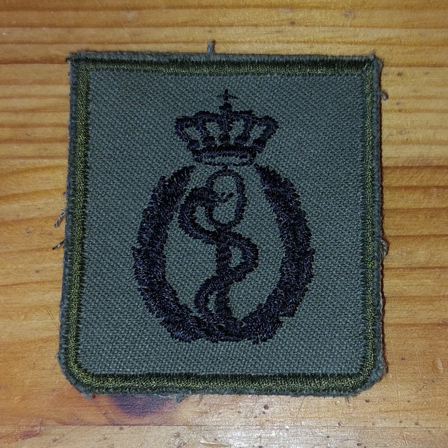 Officier-arts borstembleem GVT velcro, Ophalen of Verzenden, Landmacht, Nederland, Embleem of Badge