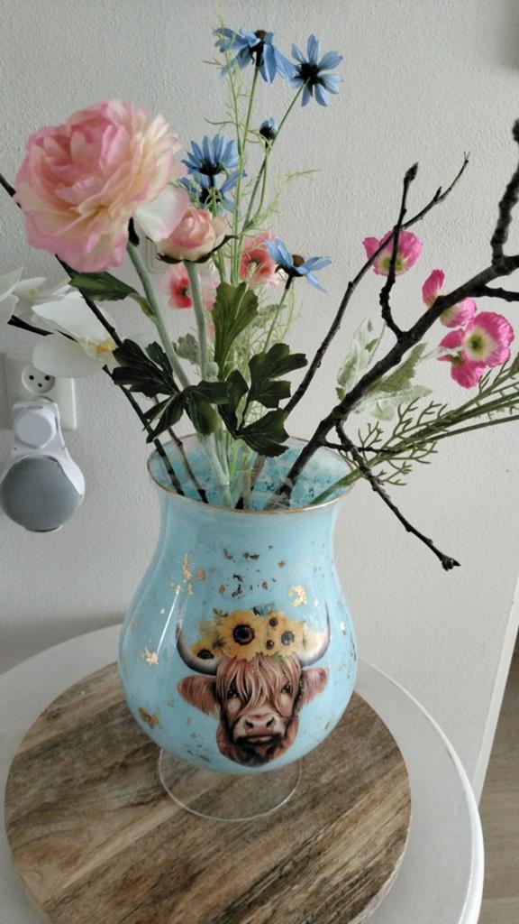 Unieke vaas met Schotse Hooglander en zonnebloemen, Ophalen of Verzenden, Zo goed als nieuw, Blauw