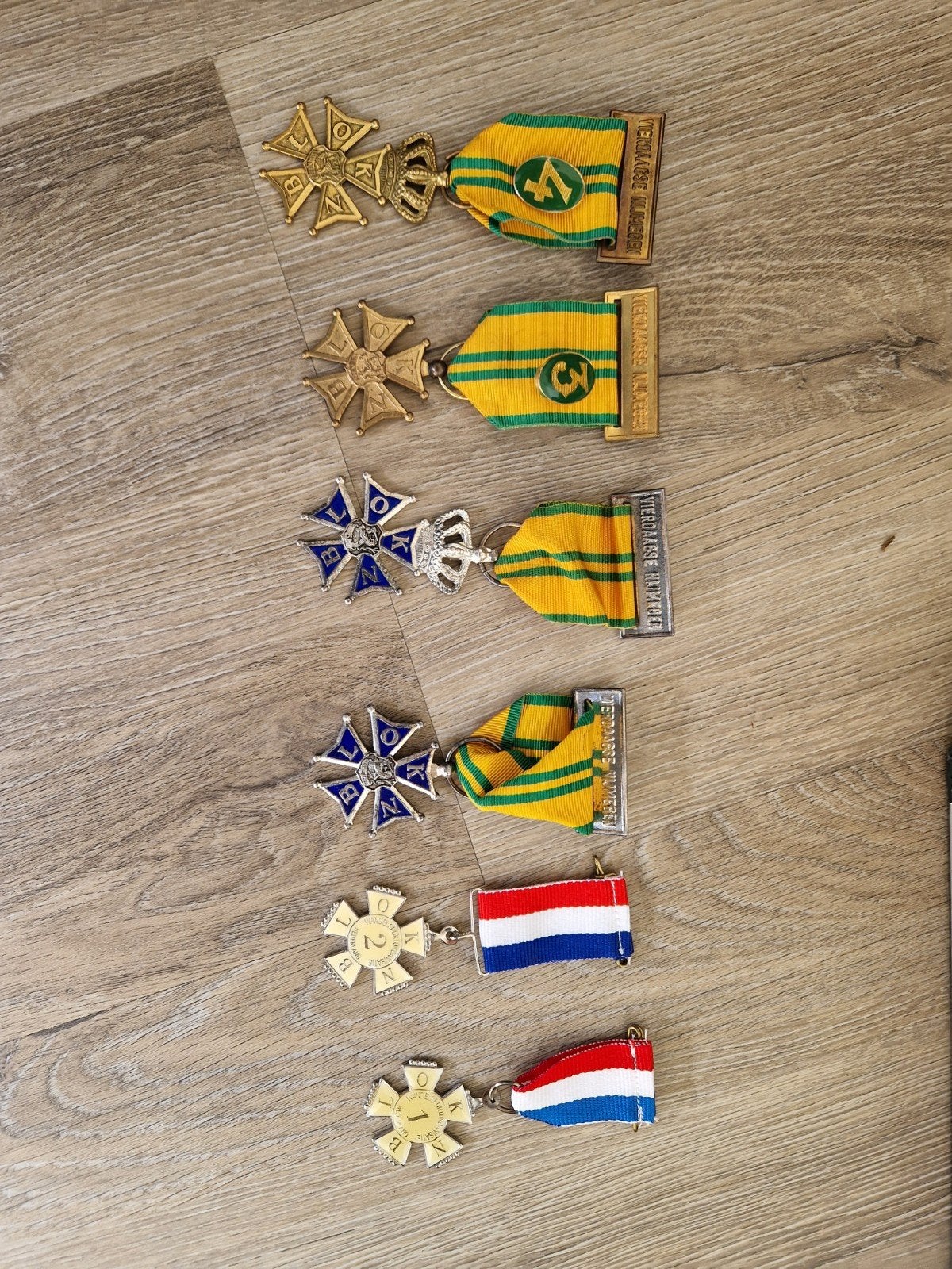 Set van 6 Avondvierdaagse kruizen - diverse jaren, Ophalen of Verzenden, Overige materialen