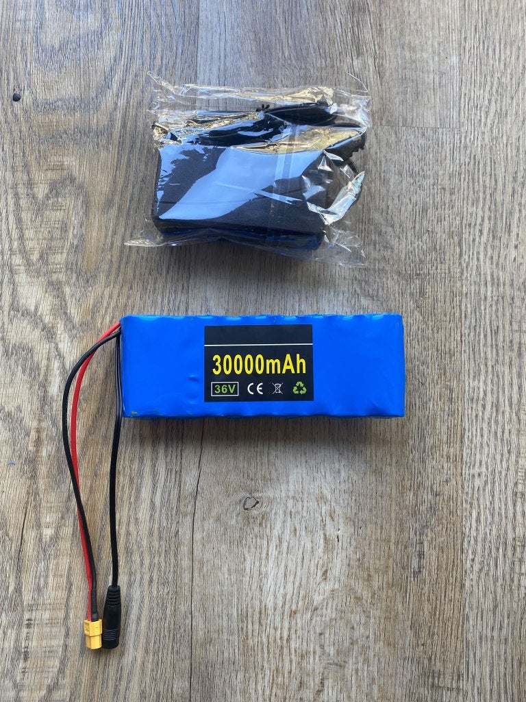 Nieuwe 36V e-bike accu + 42V lader, Zo goed als nieuw