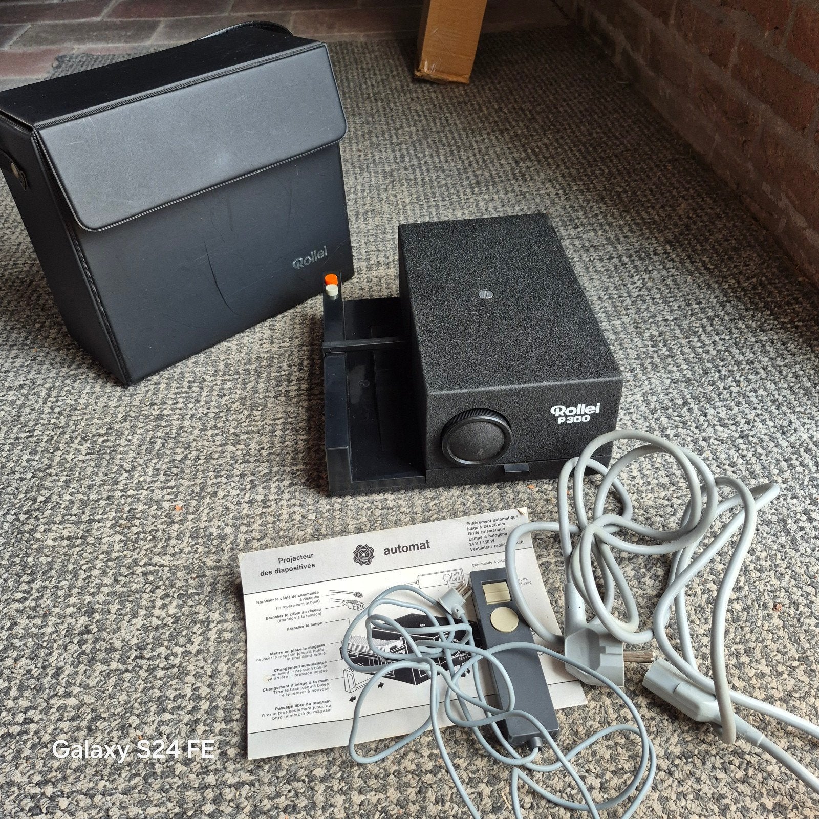 Diaprojector rollei p300, Audio, Tv en Foto, Diaprojectors, Ophalen, Gebruikt, Met scherm