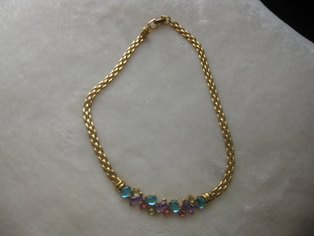 Trifari, vergulde ketting met gekleurde stenen. Nieuw., Sieraden, Tassen en Uiterlijk, Antieke sieraden, Ophalen of Verzenden