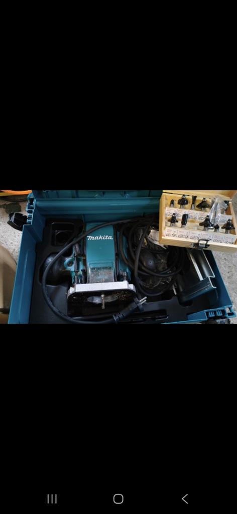 TE HUUR: Makita Bovenfrees met Frezenset, Ophalen of Verzenden, Zo goed als nieuw, Elektrisch, Makita