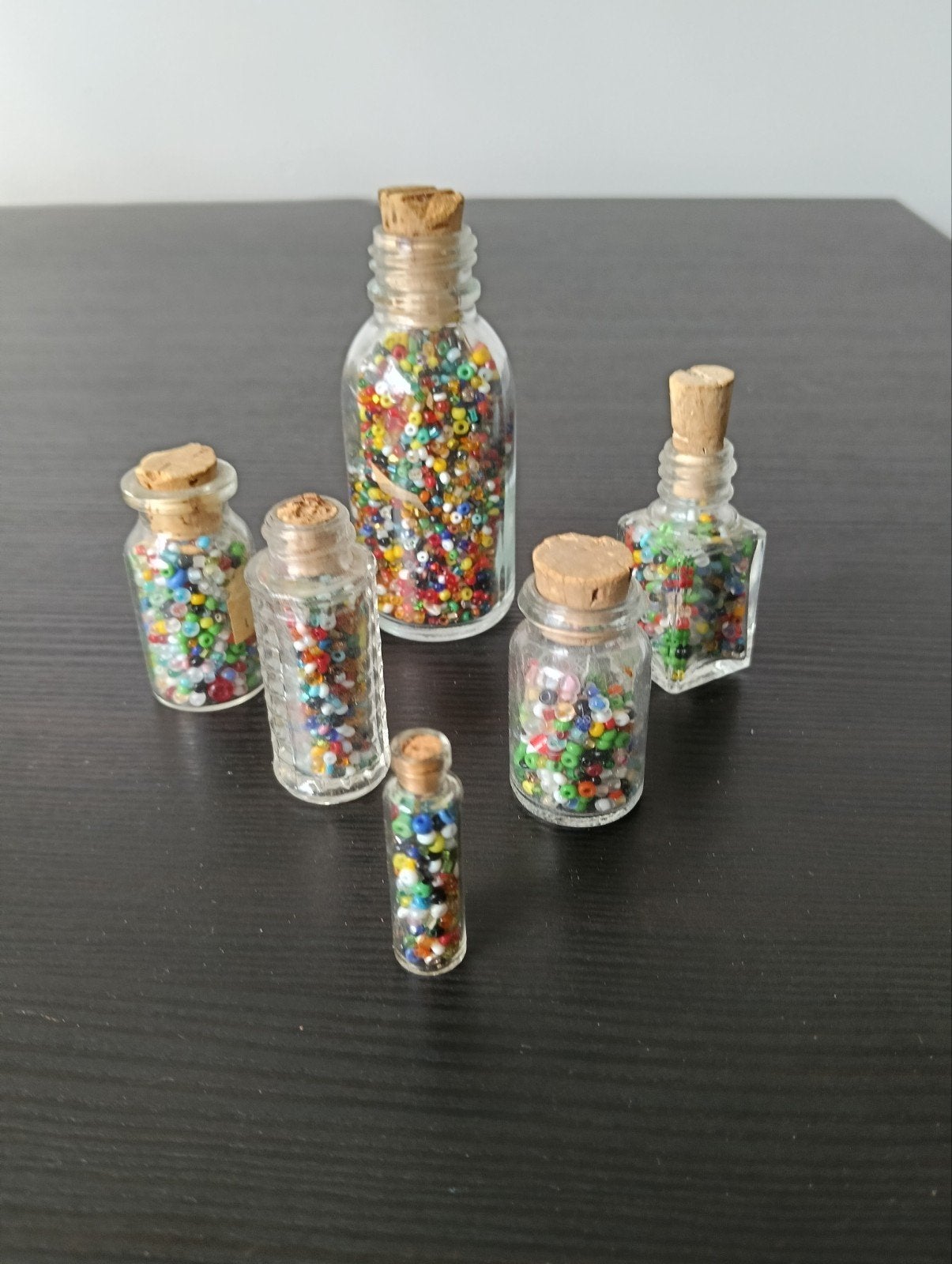 Set van 6 flesjes met kleurrijke kralen, Ophalen of Verzenden, Zo goed als nieuw, Kraal