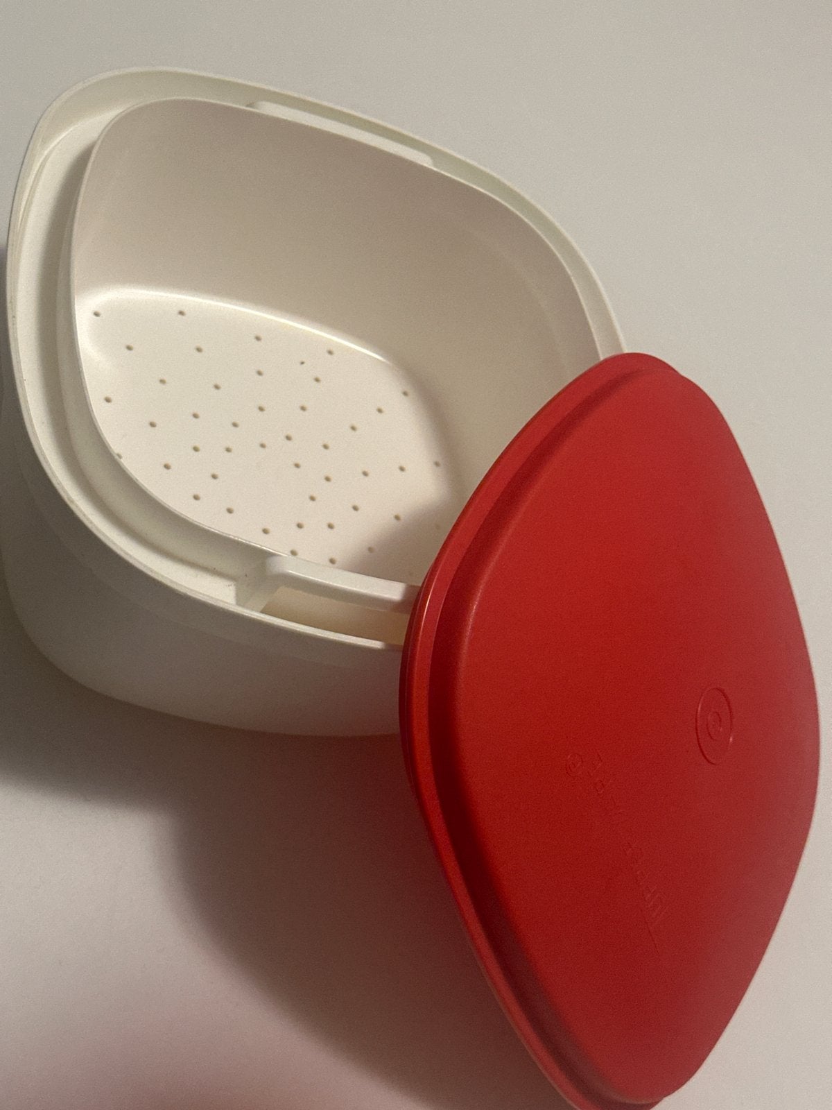 Tupperware Serveerwonder Vergiet met Deksel - Rood wit, Ophalen of Verzenden, Zo goed als nieuw, Met deksel, Bak of Kom