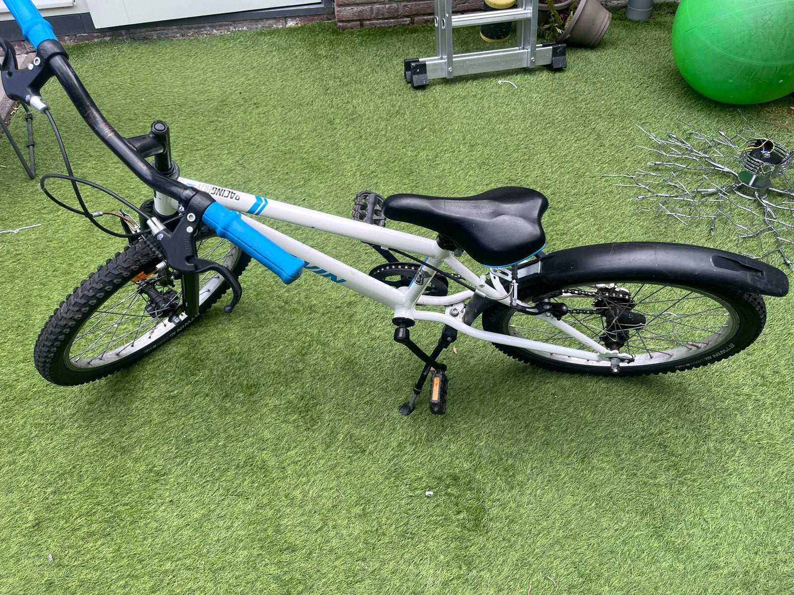 B'Twin 20 inch kinderfiets - Wit/Blauw, Ophalen, Gebruikt, Velgrem, 20 inch of meer