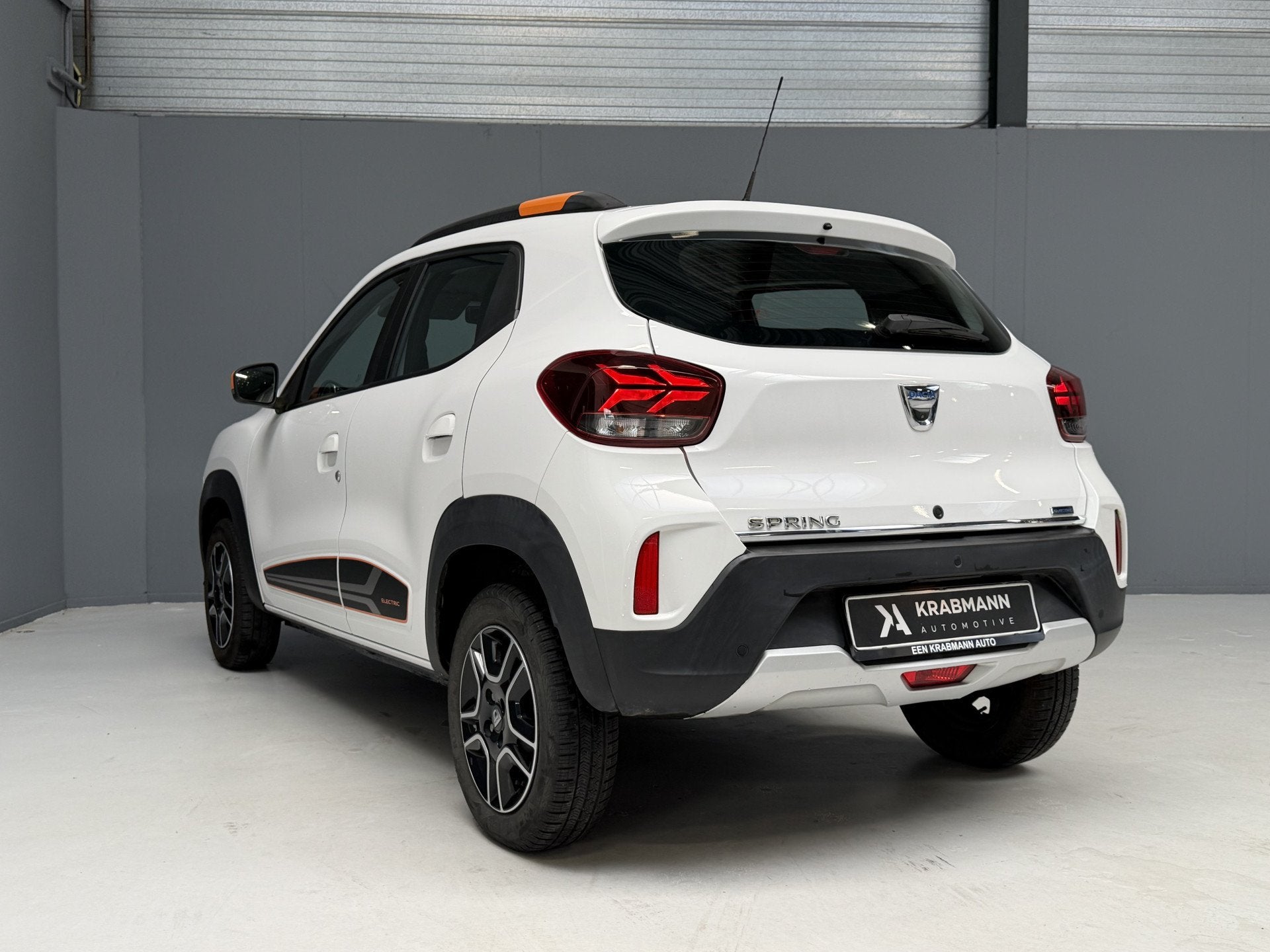 Dacia Spring Comfort Plus (Orange Pack) 27 kWh SOH 93% |GARA, Auto's, Gebruikt, Met garantie (alle), Wit, 991 kg