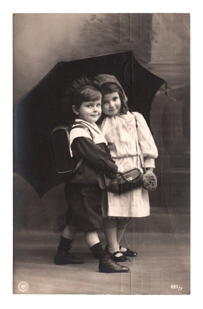 Oude Ansichtkaart Jongen Meisje Schooltas Paraplu NPG, Ophalen of Verzenden, Voor 1920, Ongelopen, Kinderen