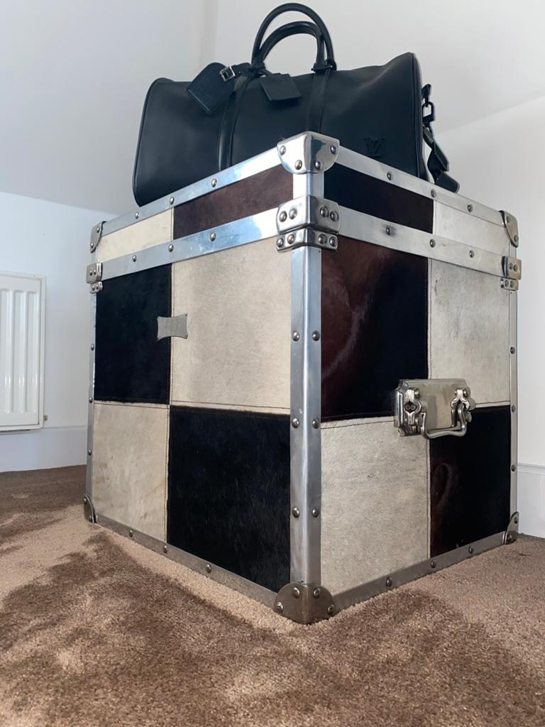Eichholtz opbergbox bijzettafel kist koeienhuid, 50 tot 100 cm, Ophalen of Verzenden, Zo goed als nieuw, Minder dan 50 cm